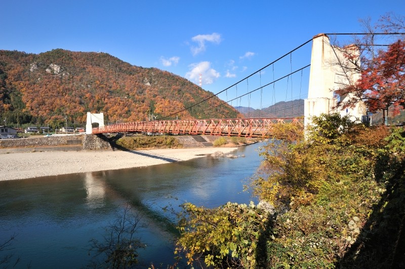 日本の現存する最古の吊り橋で、国の重要文化財に指定されています。 2009年８月に床板が燃えるボヤがありました。 焼失しなくてホッとしました。 大切に見守りたいものです。 定員は20名以下、厳守です！