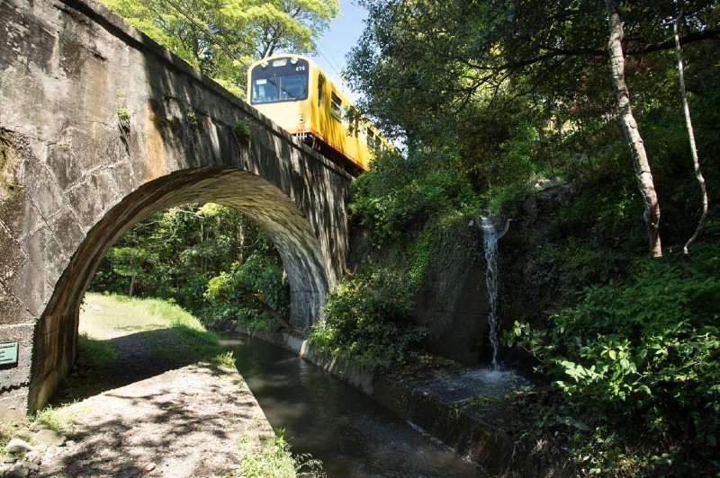 「井水」とは灌漑用水のことです。 三岐鉄道北勢線の麻生田（おうだ）駅から歩いてみました。 写真は「土木学会推奨土木遺産」のねじり橋。