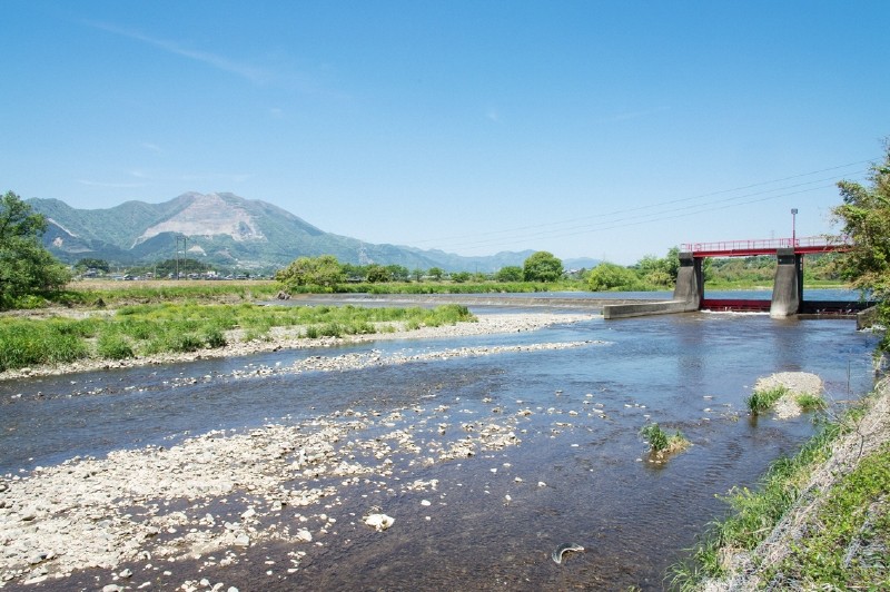 取水口である「頭首工（とうしゅこう）」のある員弁川へ行ってみました。 左の山は「藤原岳」です。