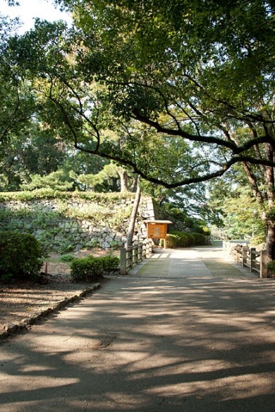 実際に歩くと、このような小径をテクテクと１０分かからないくらいです。 吉田城の入り口ですかねぇ？ 石垣が見えてきます、、この奥。