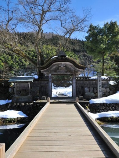 唐門。 豊臣秀吉が朝倉義景の菩提を弔うために寄進したものです。 現在は江戸中期頃に建て替えた門です。