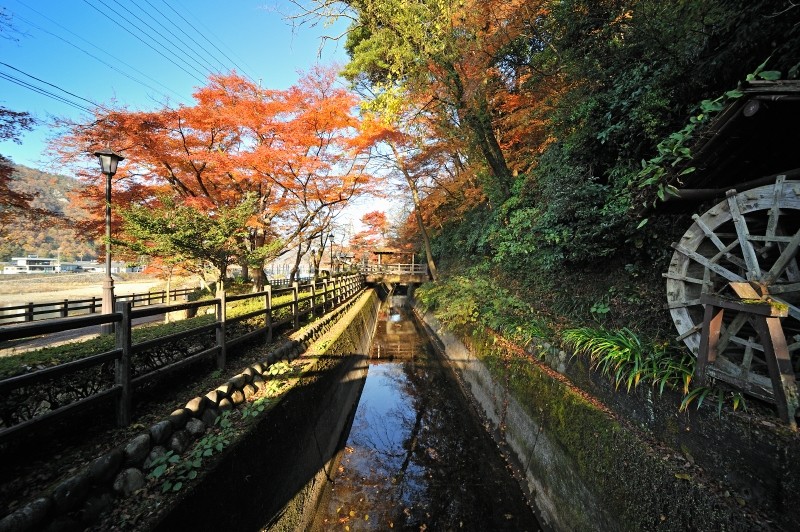 曽代用水。 長良川左岸から平行して流れ、330年余りの歴史 があり、関市まで達し田畑を潤しています。