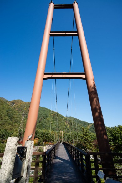 太田切川の「こまくさ橋」 駒ヶ根高原砂防フィールドミュージアム として、川岸に特有な地形を氷河期 からの変化が解説板で示されています。 